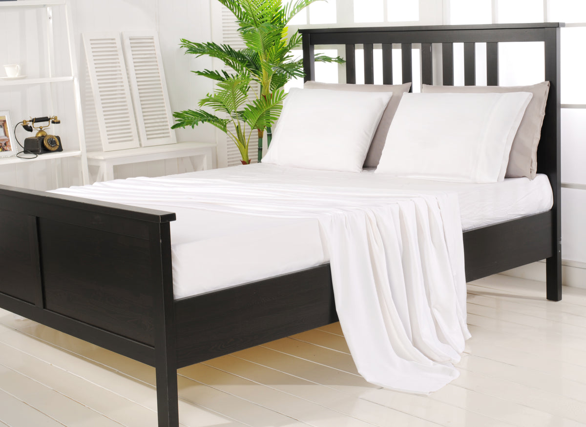Bamboo bed sheets in White — folded set detail